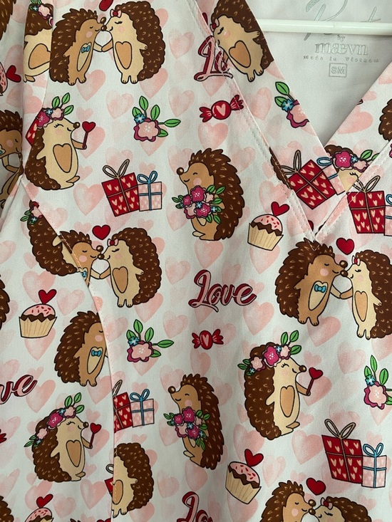 S Women scrub top “Prints by Maevn” Pink Hedgehog - Picture 2 of 5